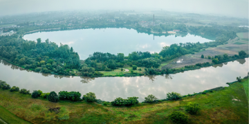 Widok na malownicze wzgórza i lasy Opolszczyzny, skrywające liczne tajemnicze legendy.