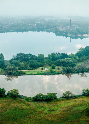Widok na malownicze wzgórza i lasy Opolszczyzny, skrywające liczne tajemnicze legendy.