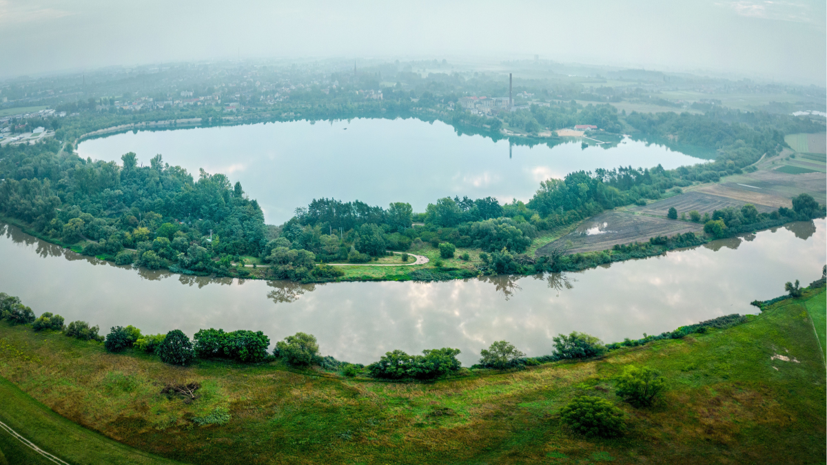 Widok na malownicze wzgórza i lasy Opolszczyzny, skrywające liczne tajemnicze legendy.